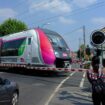 Un train percute une voiture bloquée sur les rails à un passage à niveau